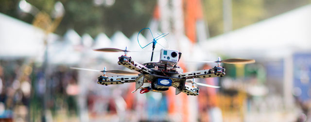 Dubai testa entrega com drones com identificação de retina e impressões digitais. - Serviço de encomendas UPS também está testando entrega através de drones.